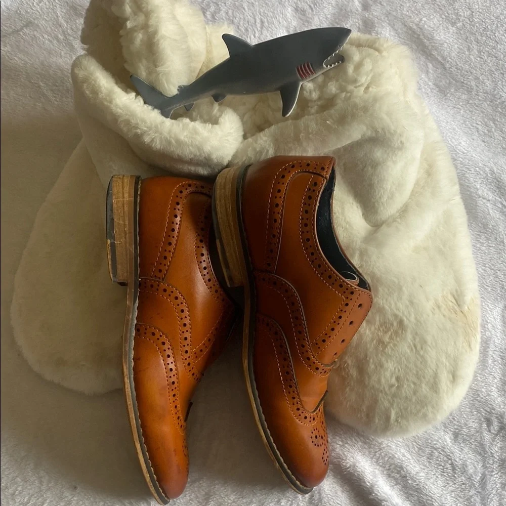 Bruno Marc Brown Leather Brogues and White Fuzzy Slippers